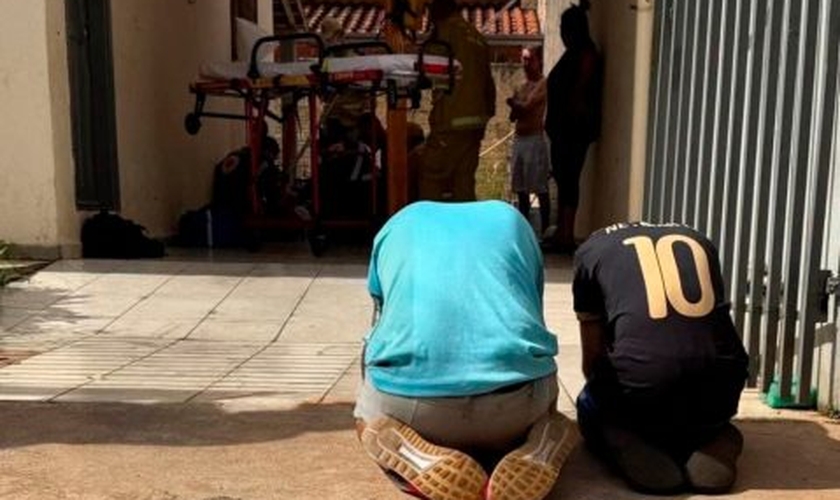 Os dois amigos oraram pelo amigo machucado durante o atendimento. (Foto: Plantão Maringá).