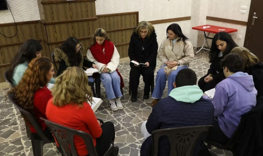 Mulheres estudando a Bíblia. (Foto: Ilustração/Portas Abertas)