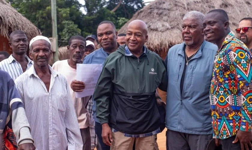 O pastor Ahlijah com cristãos locais. (Foto: Reprodução/AG News)
