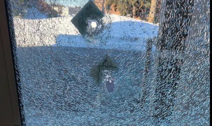 Uma janela da sinagoga Temple Emanu-El, em Toronto, apresenta marcas de balas após disparos atingirem o prédio em 3 de março de 2026. (Foto: CAM)