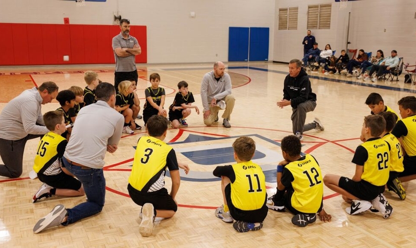 As crianças e suas famílias são evangelizadas durante as atividades esportivas. (Foto: Reprodução/Baptist Press/Martin Giles)