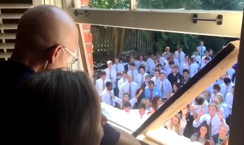 Alunos em frente à casa do professor Ben Ellis, em Nashville. (captura de tela/Instagram/ourtruegod)