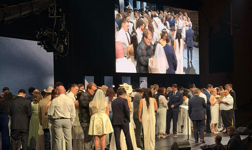 Cerimônia coletiva de casamento na Igreja Lakepointe, em Dallas (EUA). (Foto: Facebook / Josh Howerton)