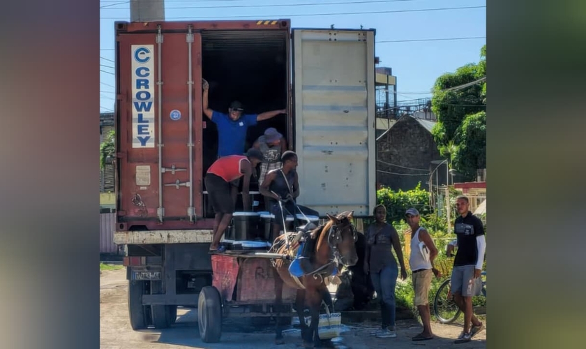 Os suprimentos de emergência foram distribuídos pelas igrejas em carroças. (Foto: BIC Church of Cuba/Samuel Diaz).