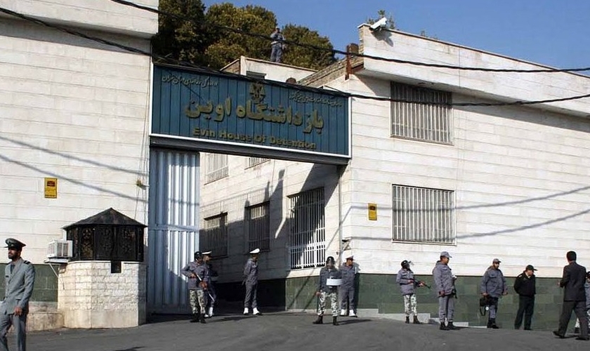 Entrada da Prisão de Evin no Irã. (Foto: Wikimedia Commons/Ehsan Irã).