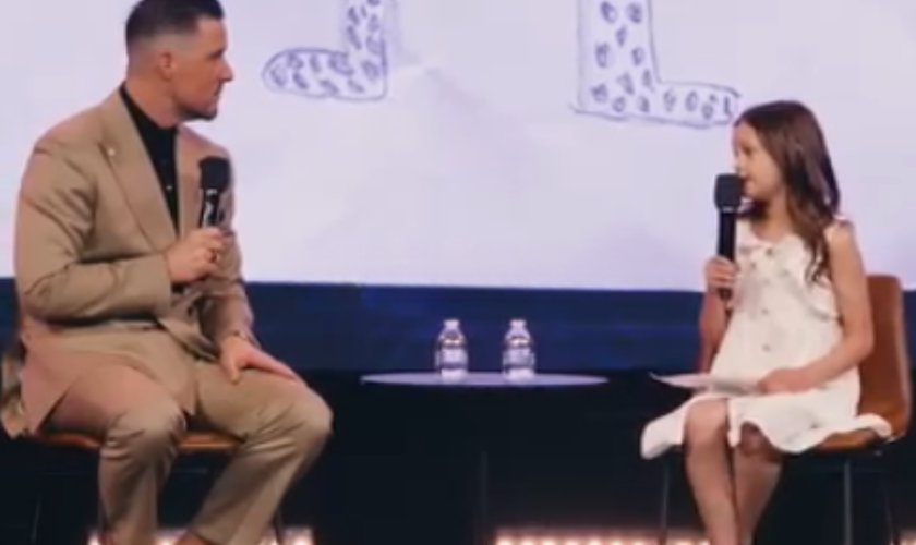 Pastor Landon Schott ouve Ellie relatar experiência sobrenatural. (Captura de tela/Instagram/MercyCulture)