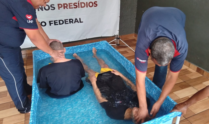 Os evangelistas batizaram 52 detentos em uma piscina. (Fotos: UNP de Brasília).