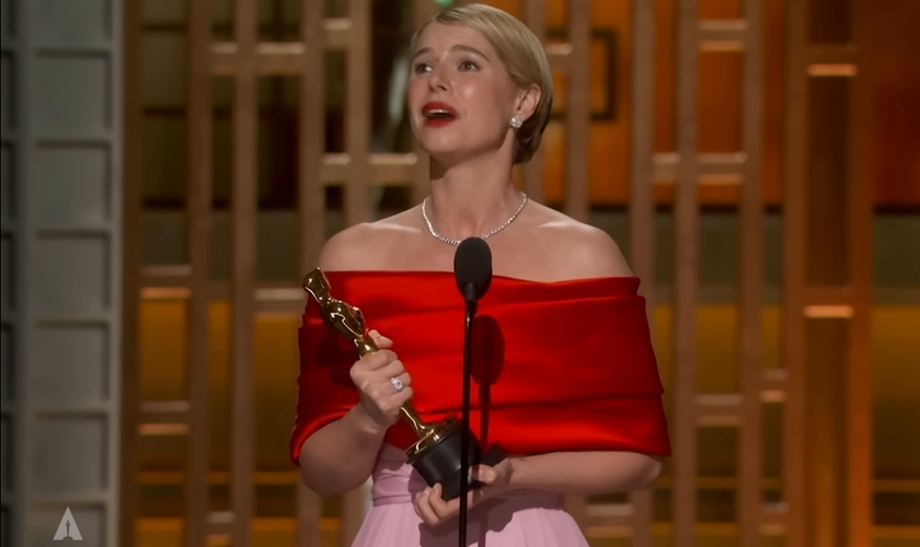 Jessie Buckley discursa após vencer o Oscar de Melhor Atriz. (Captura de tela/YouTube/Oscars)
