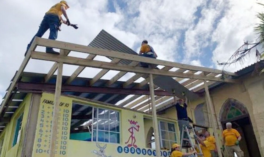 Os voluntários trabalhando na reconstrução de templos no local. (Foto: Reprodução/Baptist Press)