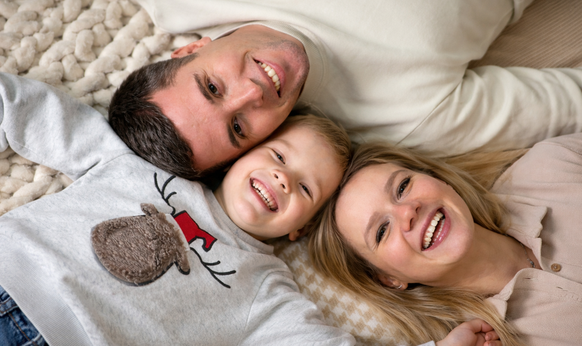 Alex Adams: “Existem 57 lares para cada 100 crianças que entram no sistema.” (Imagem ilustrativa gerada por IA)