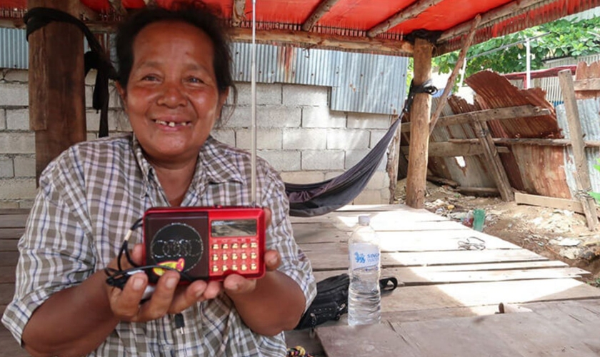 Long ganhou uma Bíblia em áudio da missão. (Foto: Reprodução/Samaritan's Purse)