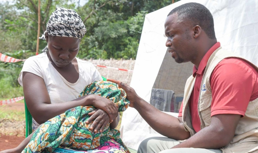 Enquanto fazem consultas médicas, a equipe ora pelos pacientes. (Foto: Reprodução/Samaritan's Purse)