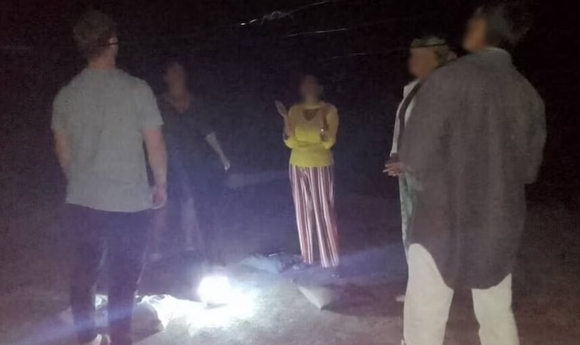 Grupo de cristãos orando em meio a blecautes em Cuba. (Portas Abertas Brasil).