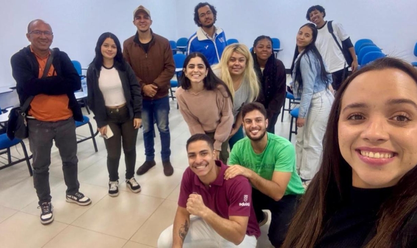 O grupo de estudo bíblico na Universidade de Uberaba. (Foto: Reprodução/Mariana Brito/Notícias Adventistas)