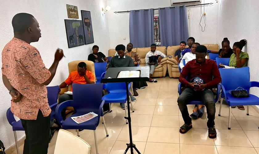 Um dos estudos bíblicos na Guiné. (Foto: Reprodução/IMB)