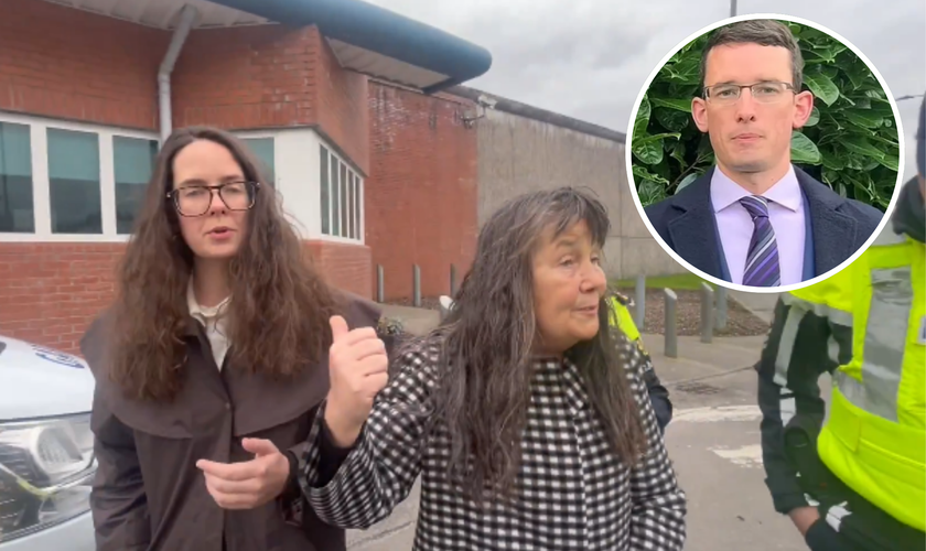 Momento em que Martina Burke e Ammi Burke foram detidas por agentes da polícia irlandesa; no destaque, Enoch Burke. (Captura de tela/X/ EnochBurke)