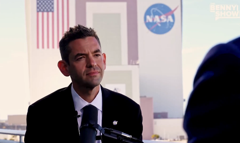 O administrador da NASA, Jared Isaacman em entrevista a Benny Johnson. (Captura de tela/X/Benny Johnson)