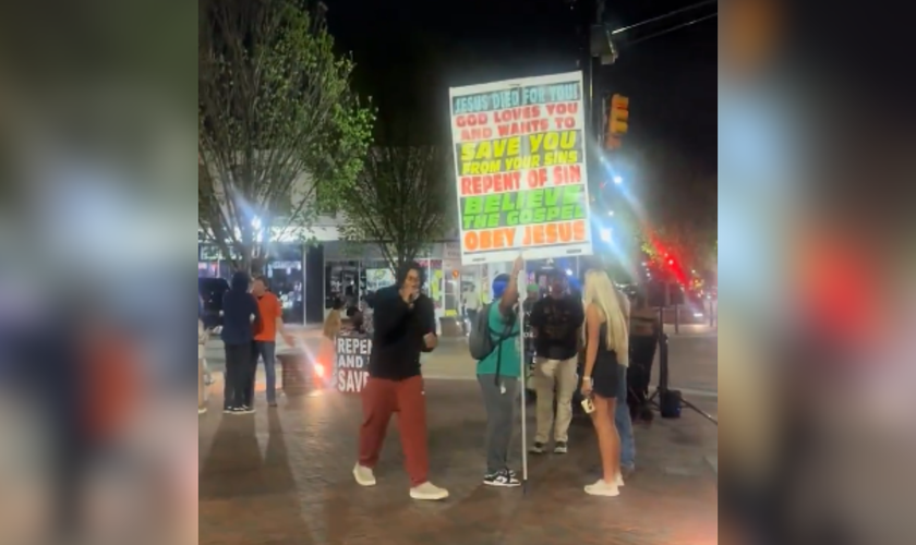 Jaden Ivey prega em uma praça no Alabama. (Captura de tela/X/ClutchPoints)