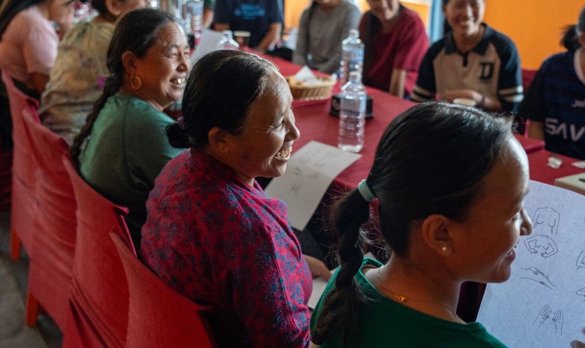 Durante os treinamentos, elas também aprendem sobre Jesus. (Foto: Reprodução/IMB)