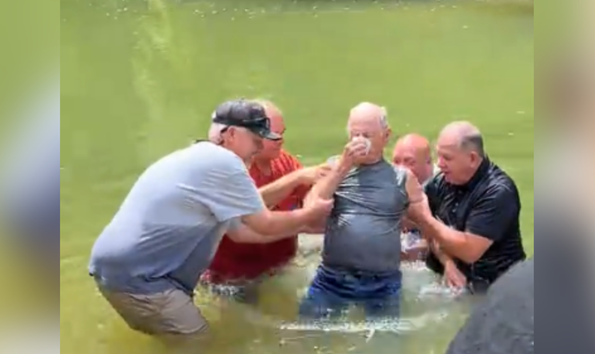 Idoso é batizado em um rio aos 92 anos. (Captura de tela/TikTok/ mandaslaysbooks)