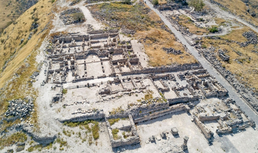 Sussita-Hippos, sítio arqueológico em Israel, localizado em uma colina com vista para o Mar da Galileia. (Foto: Reprodução/Wikimedia Commons/Michael Eisenberg)