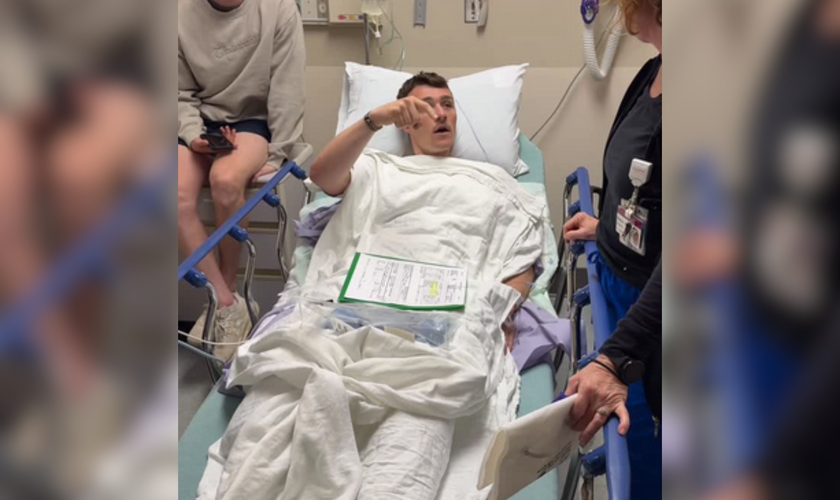 Jacob King dá aula de teologia à médica durante visita em seu leito após cirurgia. (Captura de tela/Instagram/Clayton King)