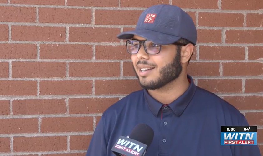 Jayden Cintron, funcionário da Chick-fil-A, em entrevista à WITN First Alert. (Captura de tela/WITN First Alert)