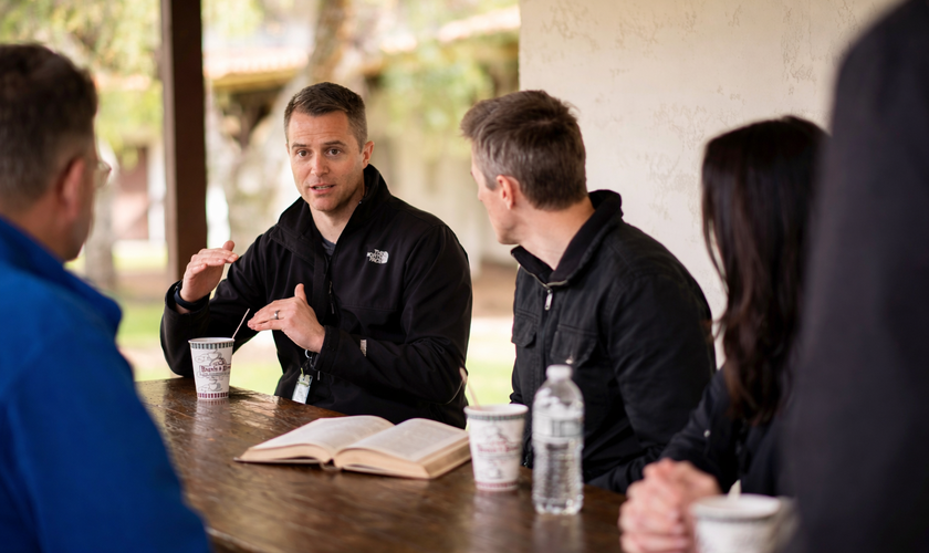 (Foto: Small Group Network/Unsplash/montagem)