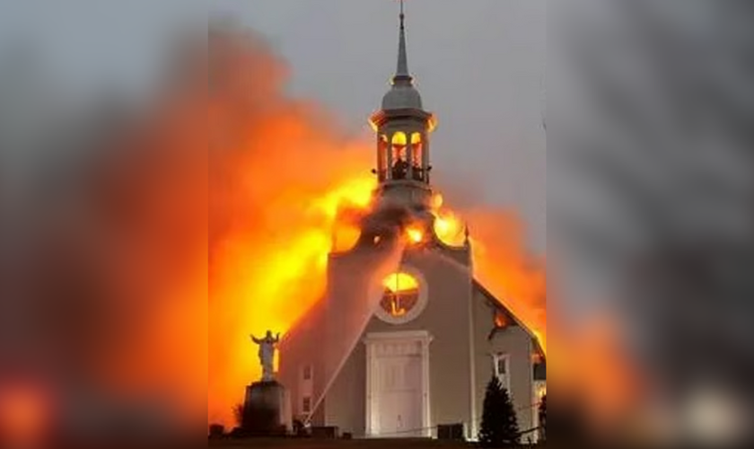Igreja em Saint-Romain é consumida pelas chamas durante incêndio que destruiu o templo. (Captura de tela/X/Canada Proud)