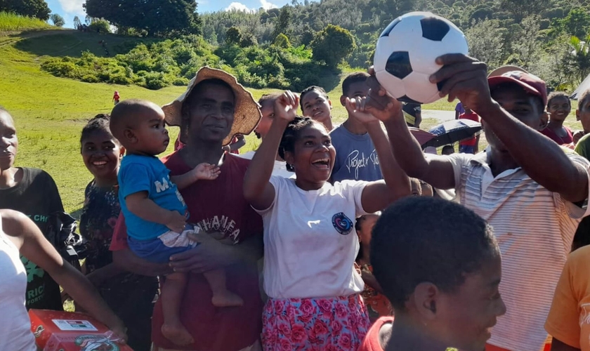Os moradores se renderam a Jesus após ouvirem o Evangelho. (Foto: Reprodução/Samaritan's Purse)