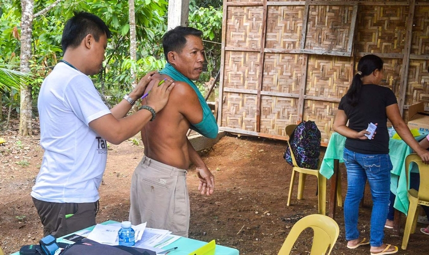 Jacob durante a consulta médica. (Foto: Reprodução/Christian Aid Mission)