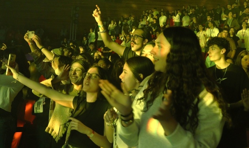 Centenas de jovens participam da Conferência Missão Possível em Huesca, na Espanha. (Foto: Misión Posible)