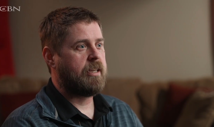 Rob Condley foi liberto do alcoolismo por Deus. (Foto: Reprodução/CBN News).