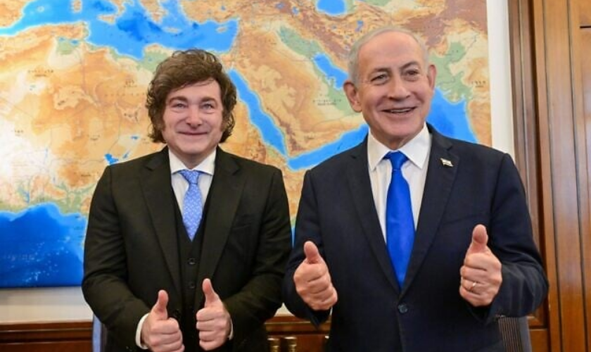O primeiro-ministro Benjamin Netanyahu (à direita) junto ao presidente argentino Javier Milei em Jerusalém, em 19 de abril de 2026. (Foto: Kobi Gideon/GPO)
