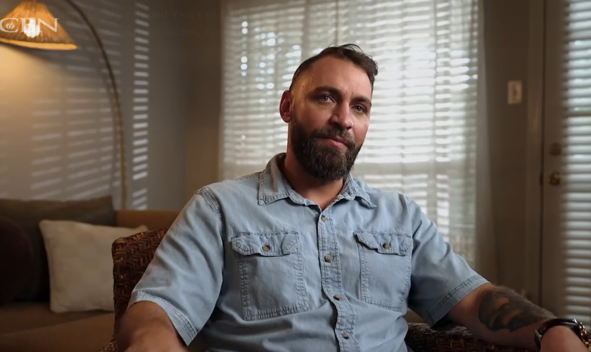 Zach Rocke conta seu testemunho de libertação das drogas. (Captura de tela/CBN News)