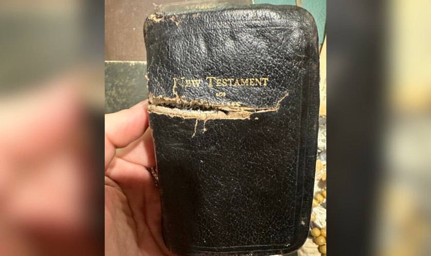 Novo Testamento de bolso ficou marcado por estilhaços durante ataque no Vietnã. (Foto: Instagram/RepNancyMace)