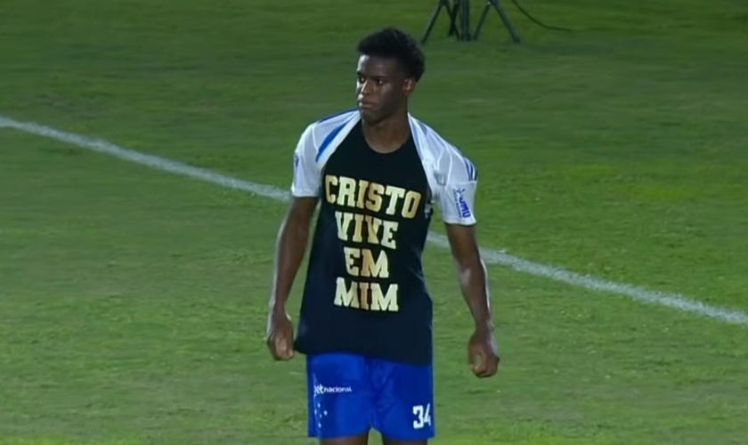 Jonathan Jesus expressou sua fé após marcar gol. (Foto: Reprodução/YouTube/GE TV).