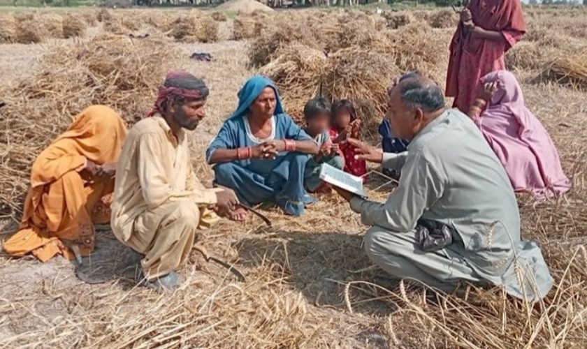 Cristãos estudando a Bíblia escondido em um campo. (Foto: Instagram/One Passion Mission).