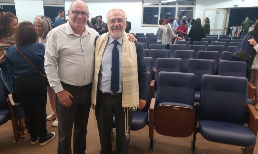 O pastor sênior Sergio Moura recebe judeu do Canadá. (Foto: Silas Anastácio)