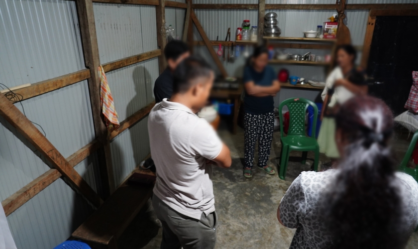 Grupo de cristãos reunido em um espaço simples para oração e comunhão em uma comunidade tribal na Índia (Foto: Portas Abertas)