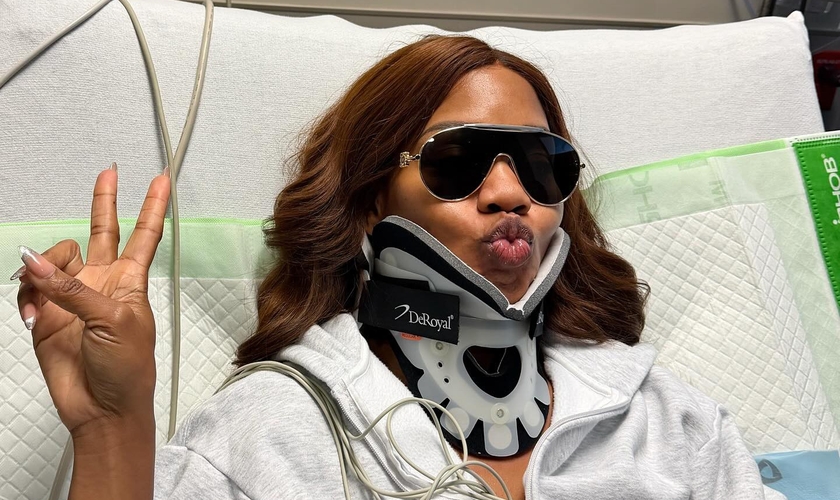 Sarah Jakes Roberts aparece em leito hospitalar usando colar cervical após sofrer fratura no pescoço. (Foto: Instagram/sarahjakesroberts)