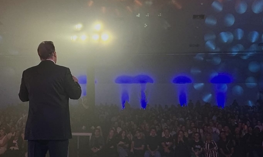 Joel Engel ministrando no Alinhamento Profético 2026. (Foto: Ministério Engel)