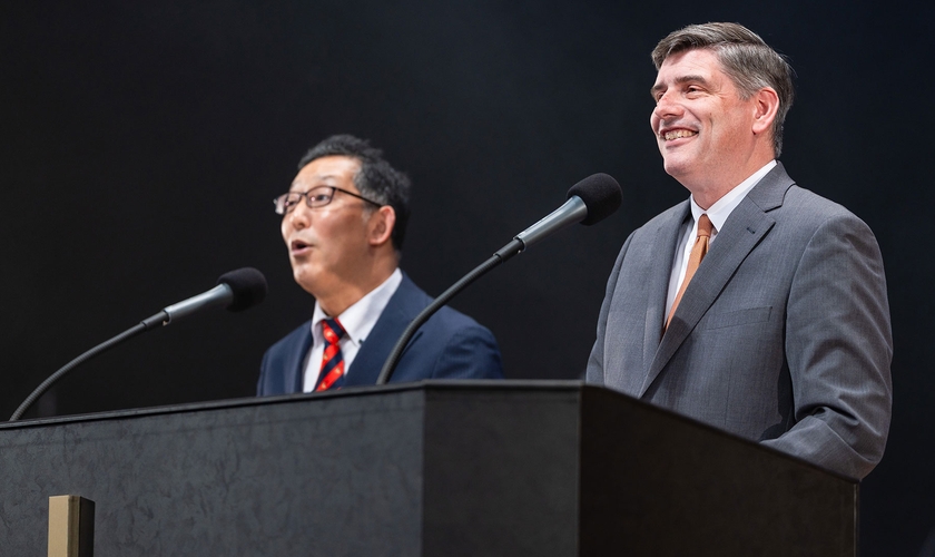 O evangelista Will Graham prega durante o evento “Celebração da Esperança e do Amor”, no Japão. (Foto: BGEA)