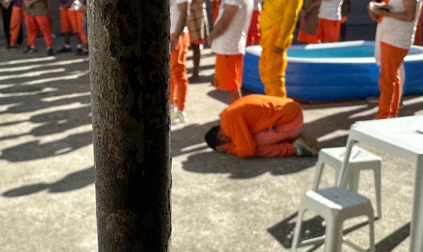 O batismo aconteceu no pátio da unidade prisional. (Foto: Munira Bark/PPPR).