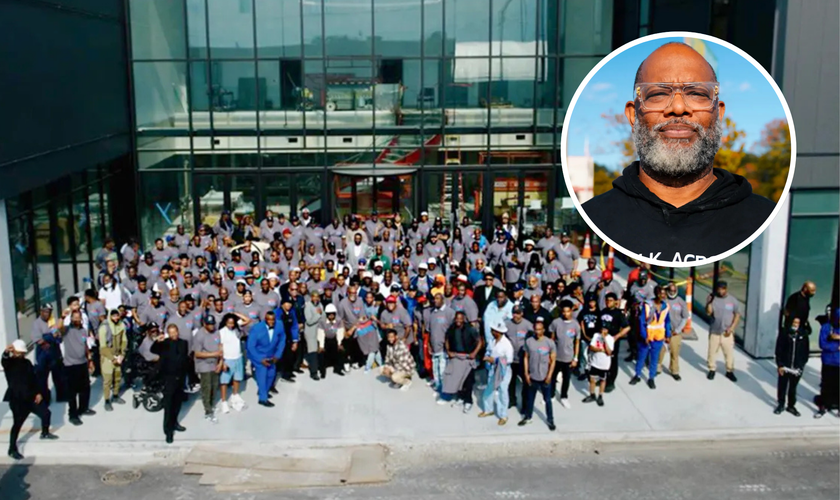Centenas de homens se reúnem diante do quase concluído Centro McCormick; no destaque, pastor Corey B. Brooks. (Foto: Corey B. Brooks)