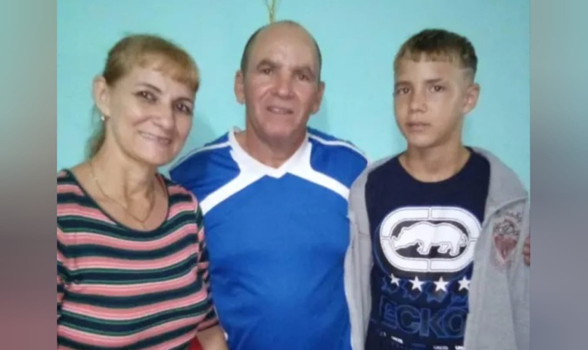 Jonathan com seus pais Elier Muir Ávila e Minervina Burgos López. (Foto: Portas Abertas).