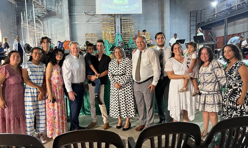 Mike Hammer, encarregado de negócios da Embaixada dos EUA em Cuba, participou de culto de Pentecostes na igreja batista “El Calvario”, em Havana. (Foto: Instagram/bautistaelcalvariocuba)