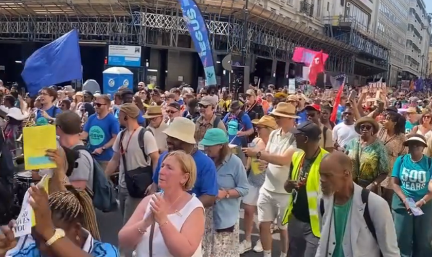Participantes caminham pelas ruas de Londres durante a Marcha para Jesus deste ano. (Captura de tela/Instagram/realrikkidoolan)