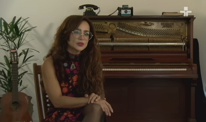 Daniela Araújo testemunha que é fruto do acolhimento e do trabalho social realizado pela igreja. (Captura de tela/YouTube/TV Cultura)