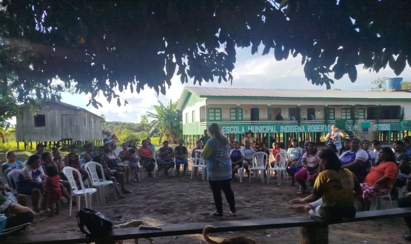 Missionárias da caravana On Fire ministram para mulheres indígenas e ribeirinhas durante encontro realizado na tribo Ticuna, no Amazonas. (Foto: Arquivo pessoal)